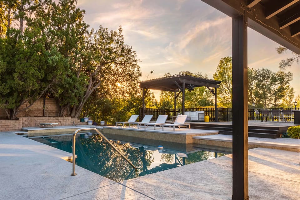 18207 Lake Encino Drive, Encino, California 91316