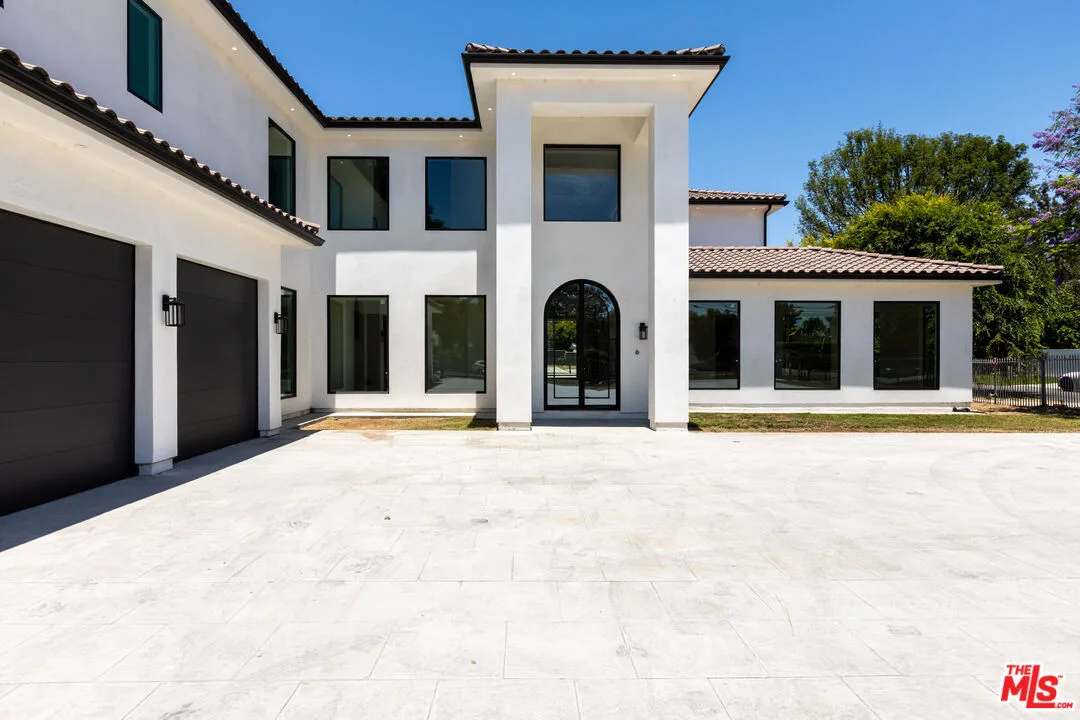 13807 Magnolia Blvd, Sherman Oaks, California 91423